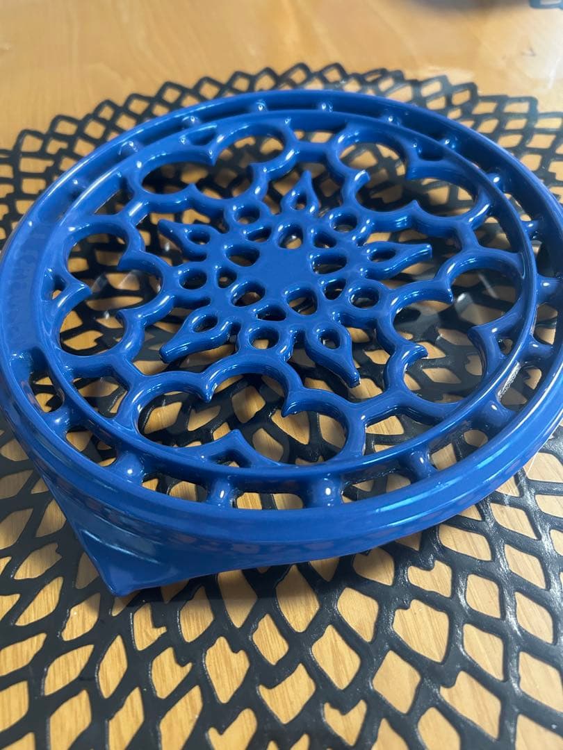 ル・クルーゼ　LE CREUSET 鋳鉄製の花模の 鍋敷　青 ペリドットブルー