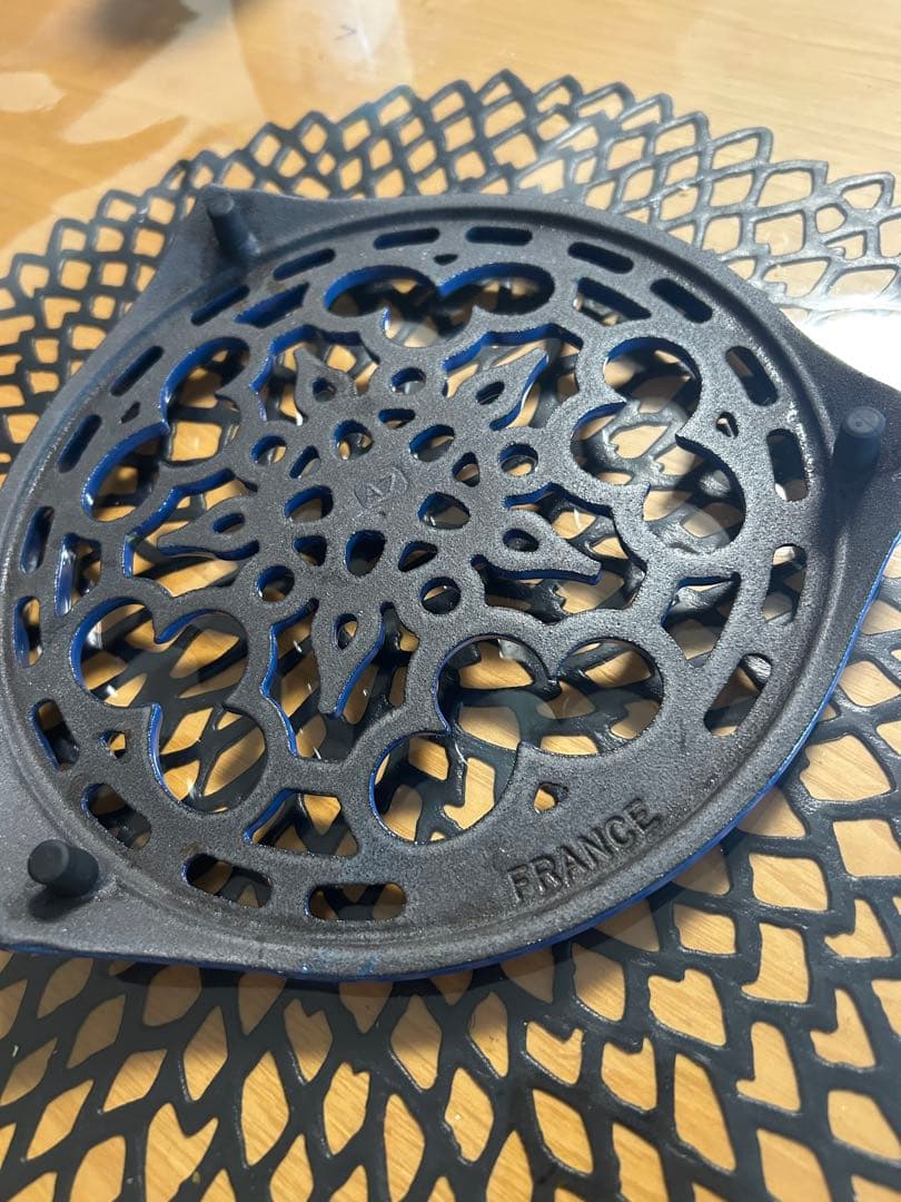 ル・クルーゼ　LE CREUSET 鋳鉄製の花模の 鍋敷　青 ペリドットブルー