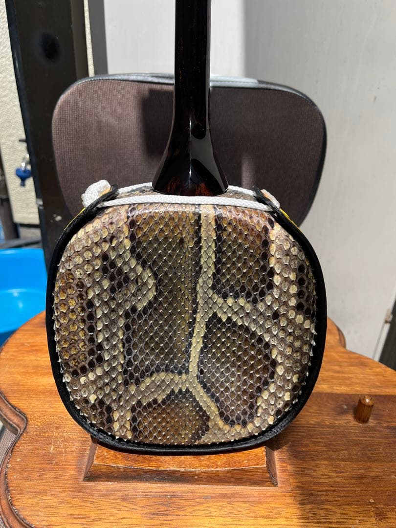 沖縄三線　知念大工(上質南洋黒檀)本皮一枚張り