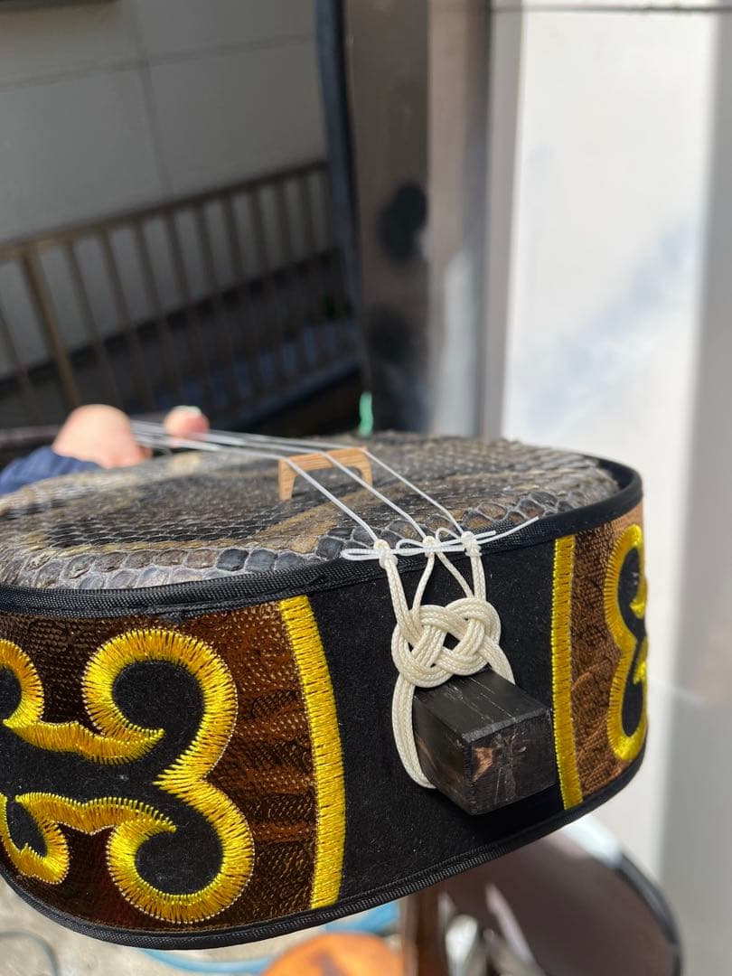 沖縄三線　知念大工(上質南洋黒檀)本皮一枚張り