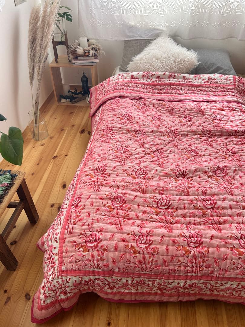 ブロックプリントキルト　赤ピンク　ソファーカバー　布団　キルト　送料込み