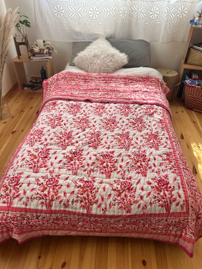 ブロックプリントキルト　赤ピンク　ソファーカバー　布団　キルト　送料込み