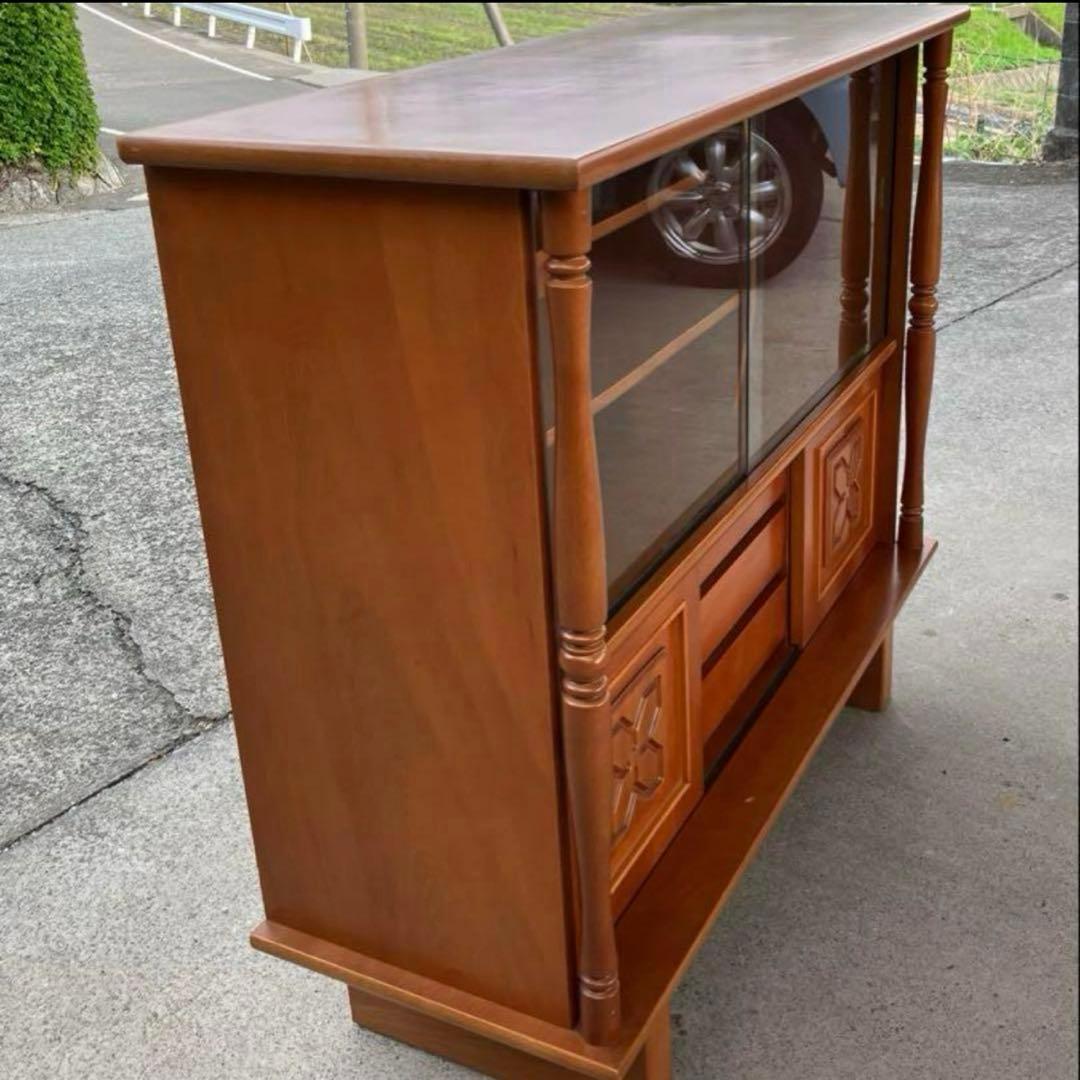 大型ダークブラウン木製キャビネット　木製ガラス扉サイドボード