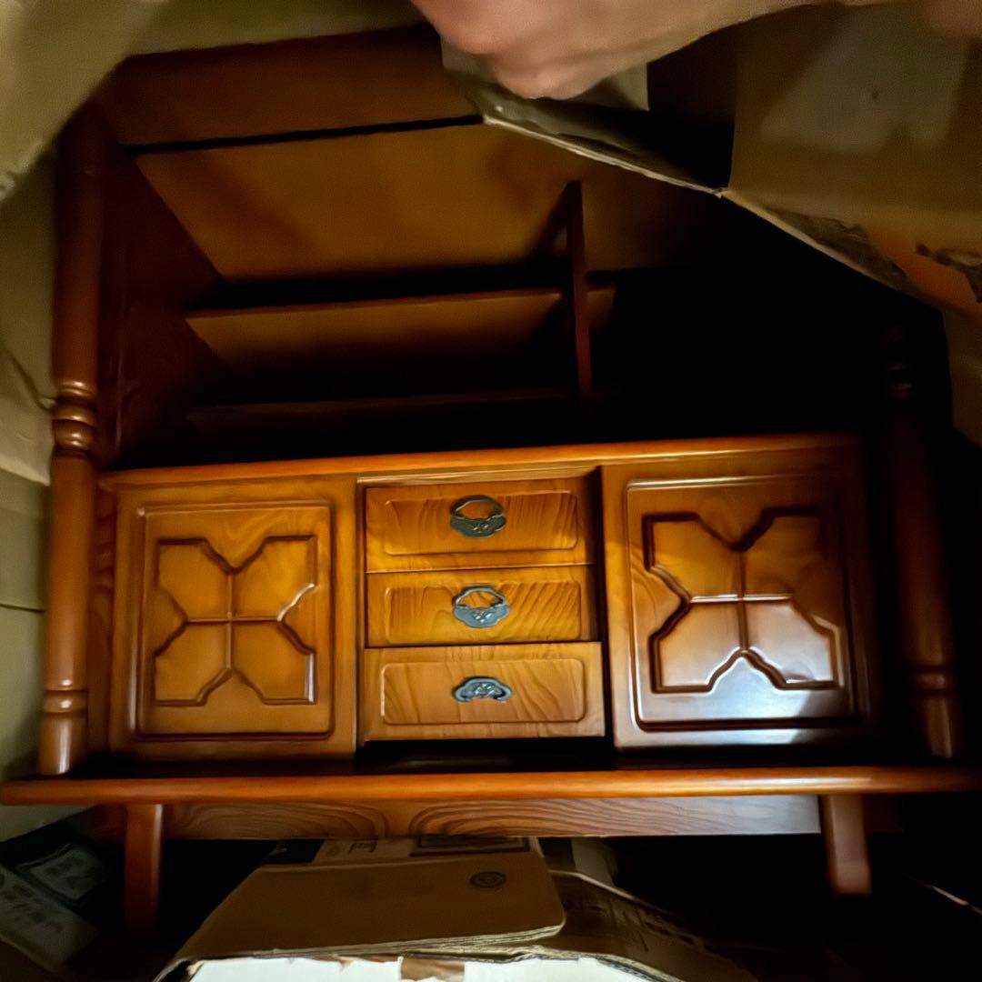 大型ダークブラウン木製キャビネット　木製ガラス扉サイドボード