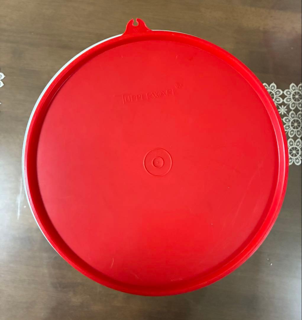 Tupperware 大容量食品保存容器 2個セット　1個ハンドル付き