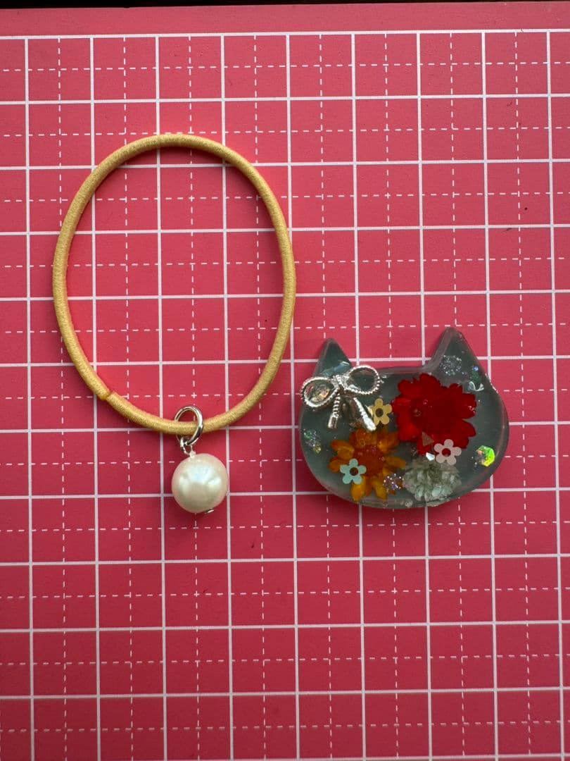 リリィ様お取り置き№3858 ねこ型フラワーレジンヘアゴム - メルカリ