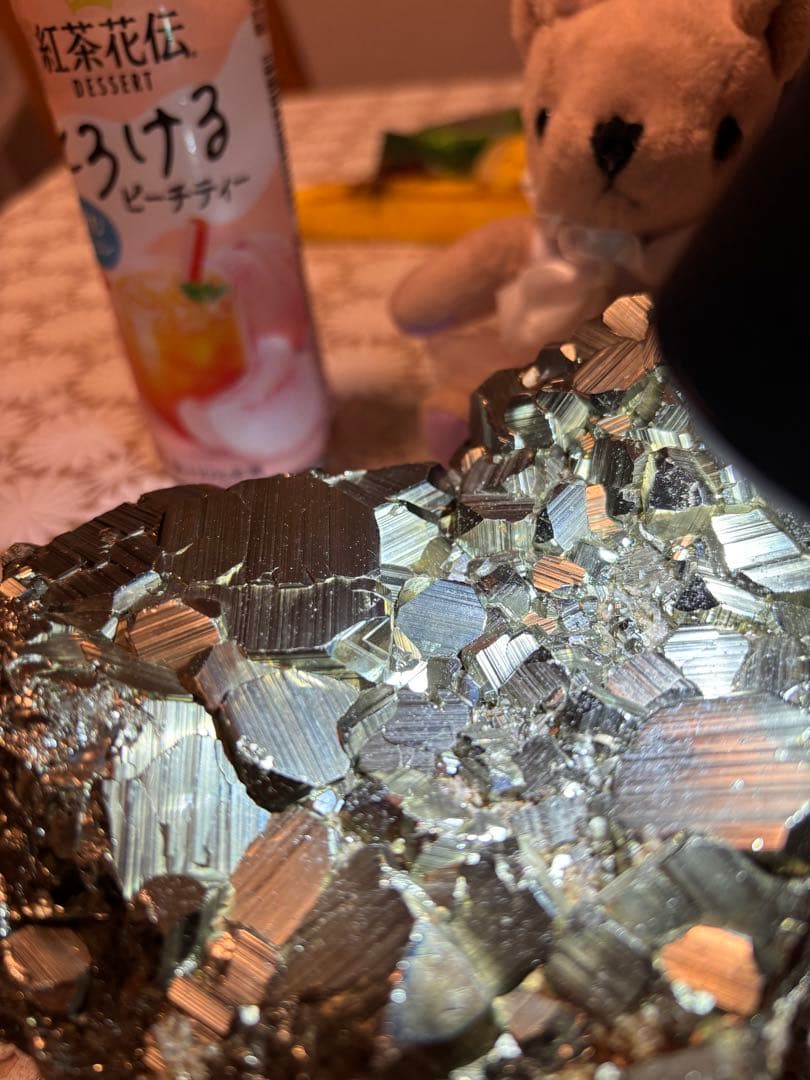 黄鉄鉱 パイライト の上には、多くの正三角形があり、誰か知っています