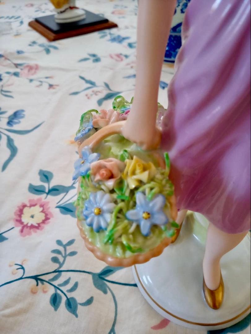 ロイヤルダックス チェコ フィギュリン 陶器 人形 置物 - メルカリ