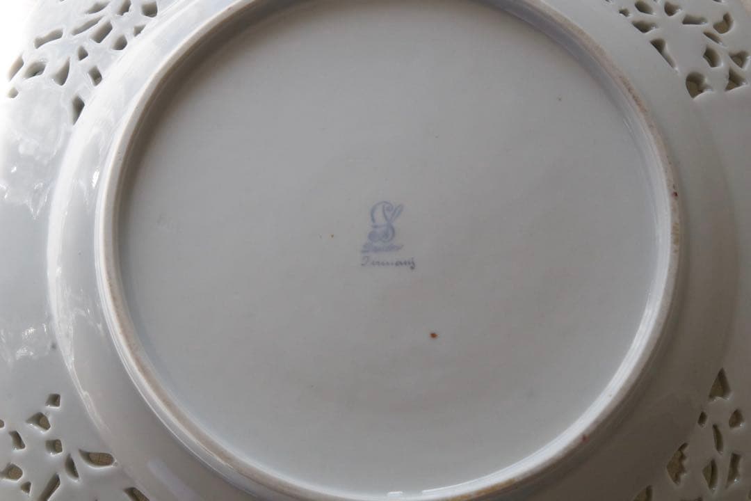 ドレスデン　花文字マリーアントワネット 25㎝プレート カールティーメ工房