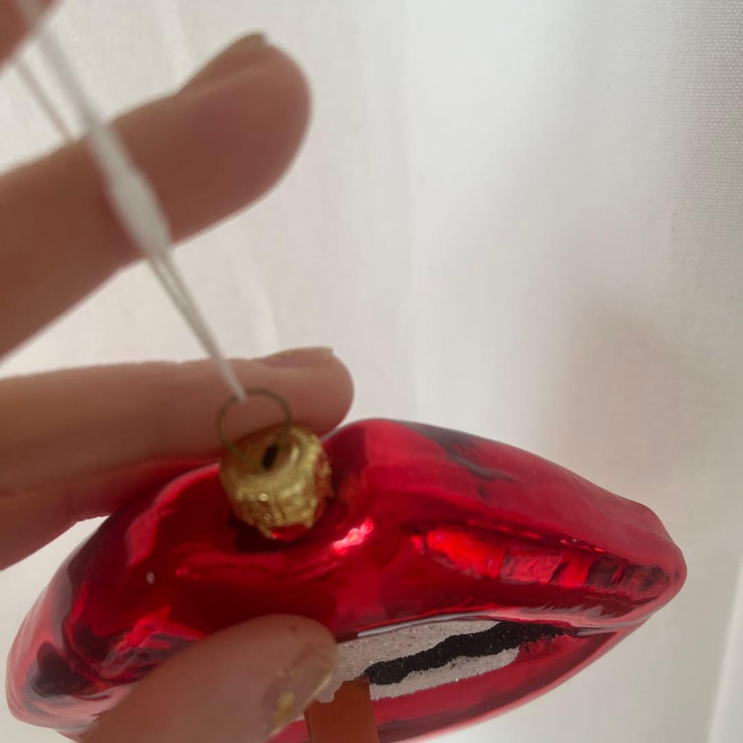 アスティエ。赤い唇のクリスマスオーナメント - メルカリ