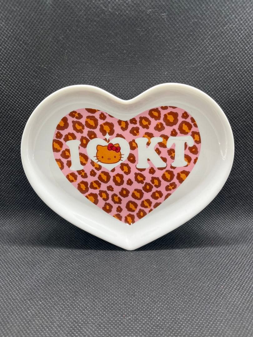 【新品未使用】ハローキティ　vivitixgirls 日焼け　ヒョウ柄　トレイ