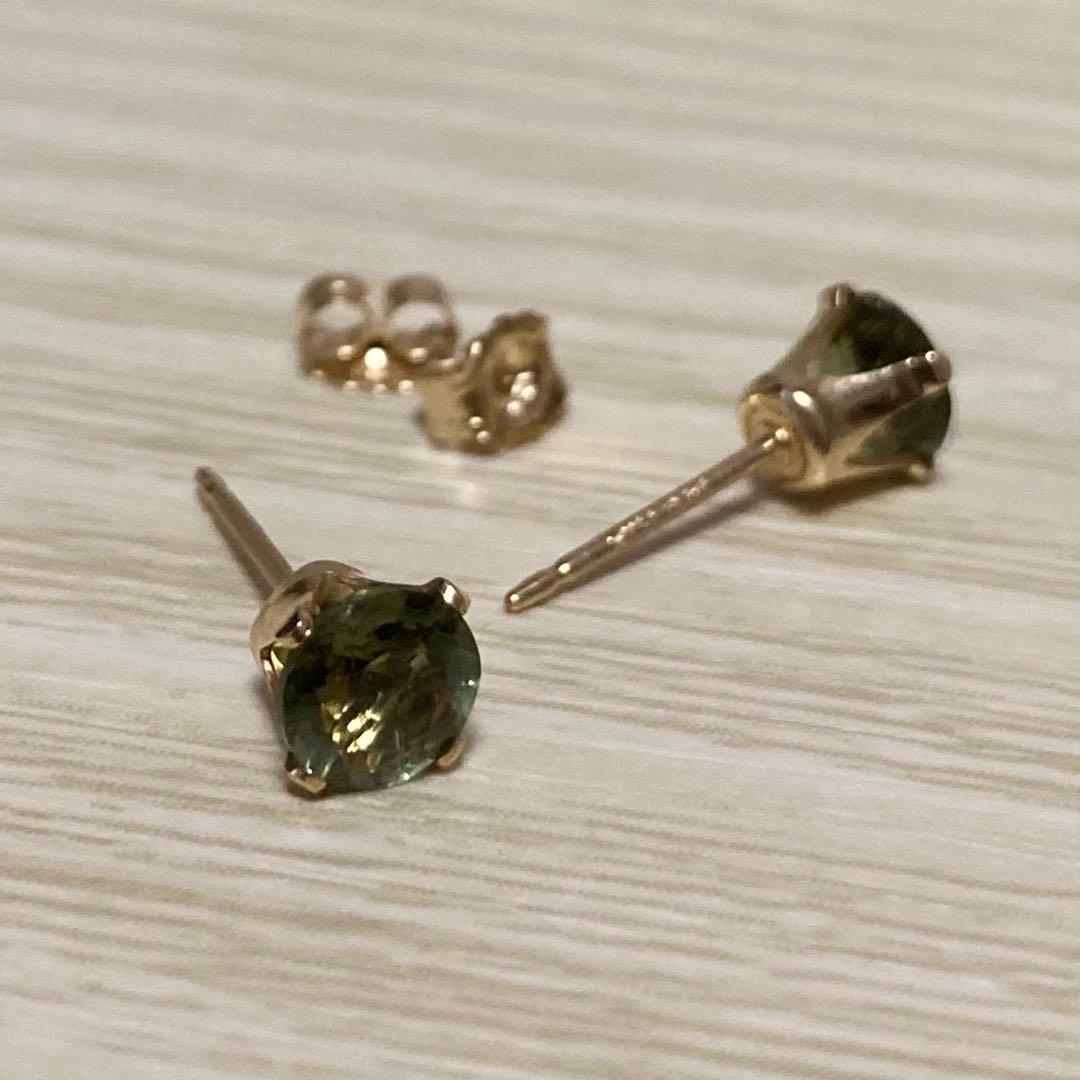 月夜の雫様】天然石 希少 モルダバイト スタッドピアス 5mm 14kgf①