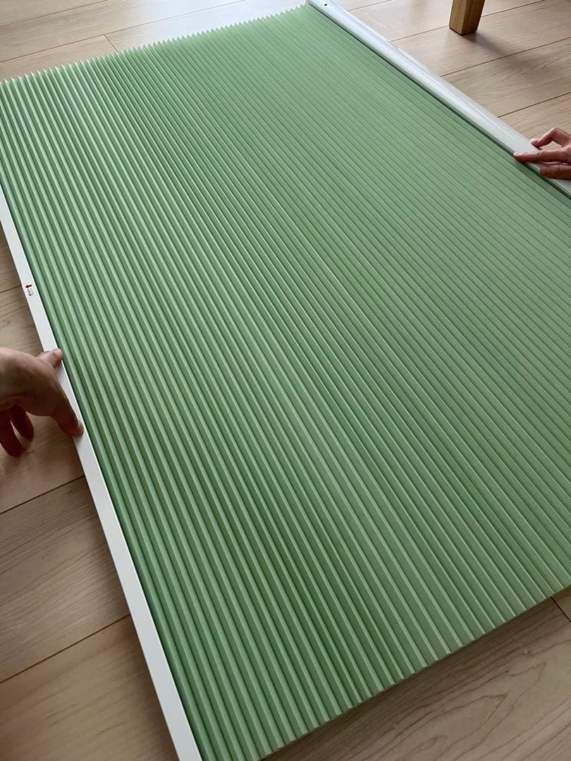 つっぱり式ハニカムスクリーン　非遮光タイプ　コードレス式　【びっくりカーペット】