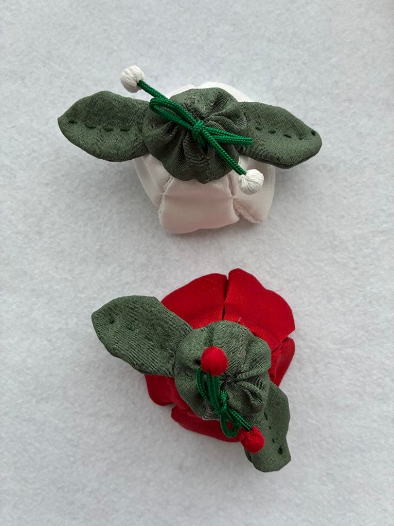 ちりめん細工「椿」2個セット② - メルカリ