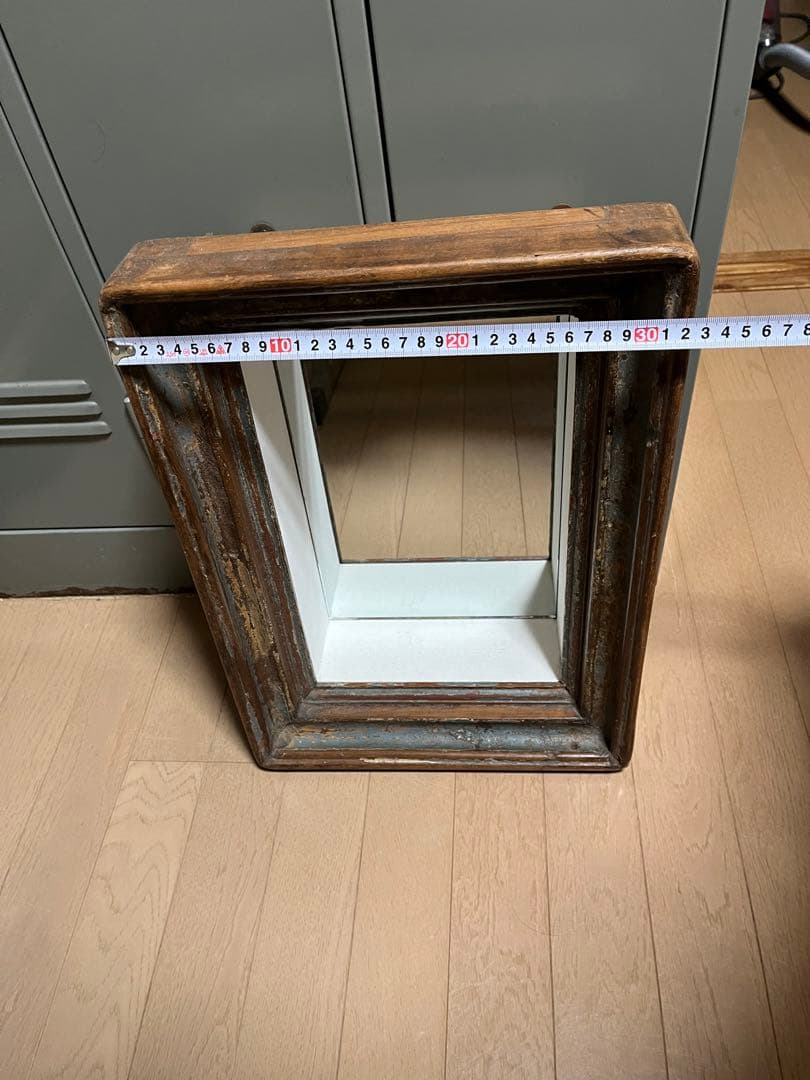 アンティークの木製フレーム 壁掛け鏡 約H45cm × W32cm ×D15cm