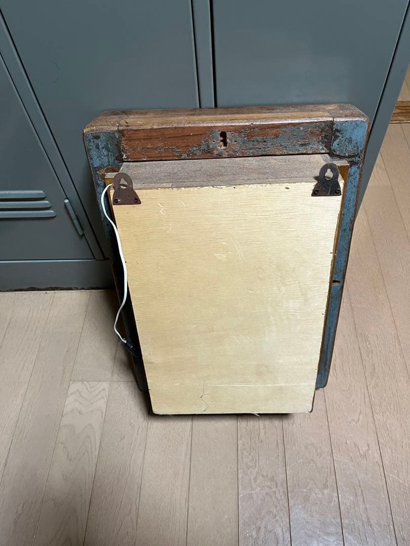 アンティークの木製フレーム 壁掛け鏡 約H45cm × W32cm ×D15cm