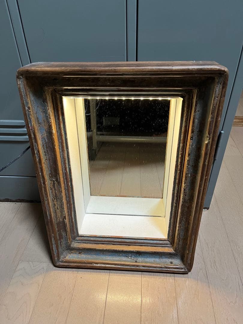 アンティークの木製フレーム 壁掛け鏡 約H45cm × W32cm ×D15cm