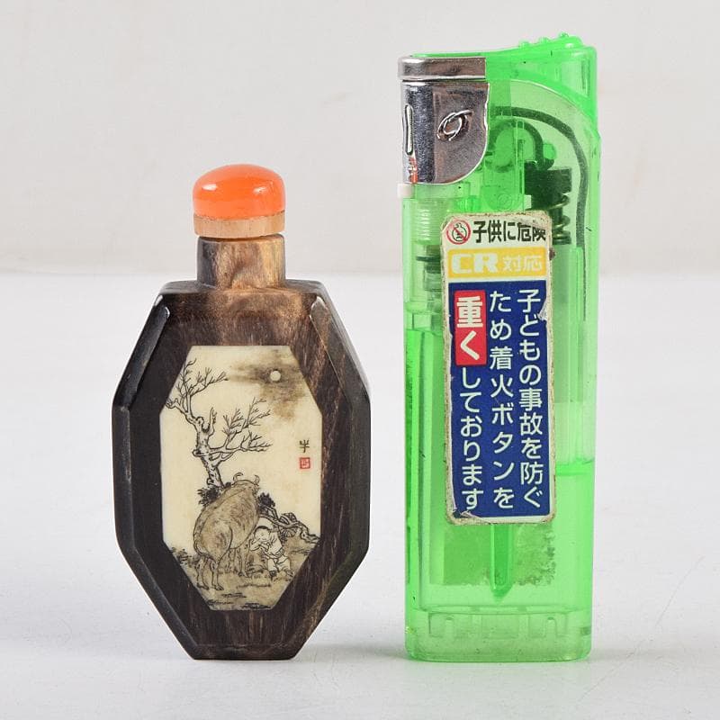 中国　牛角製　人物牛刻　鼻煙壷　木製台付　M　8977