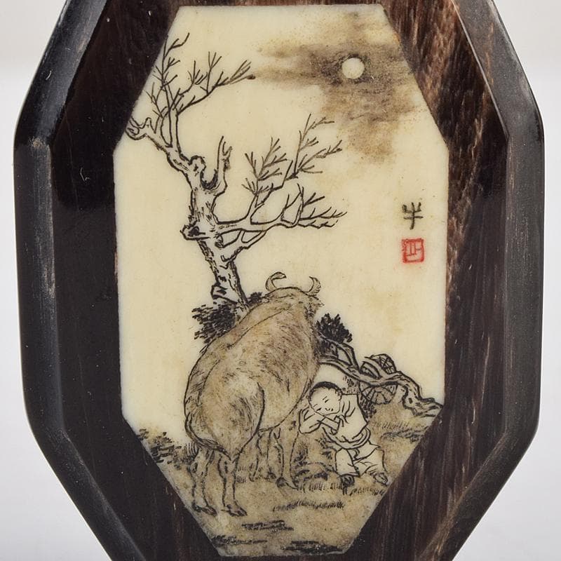 中国　牛角製　人物牛刻　鼻煙壷　木製台付　M　8977