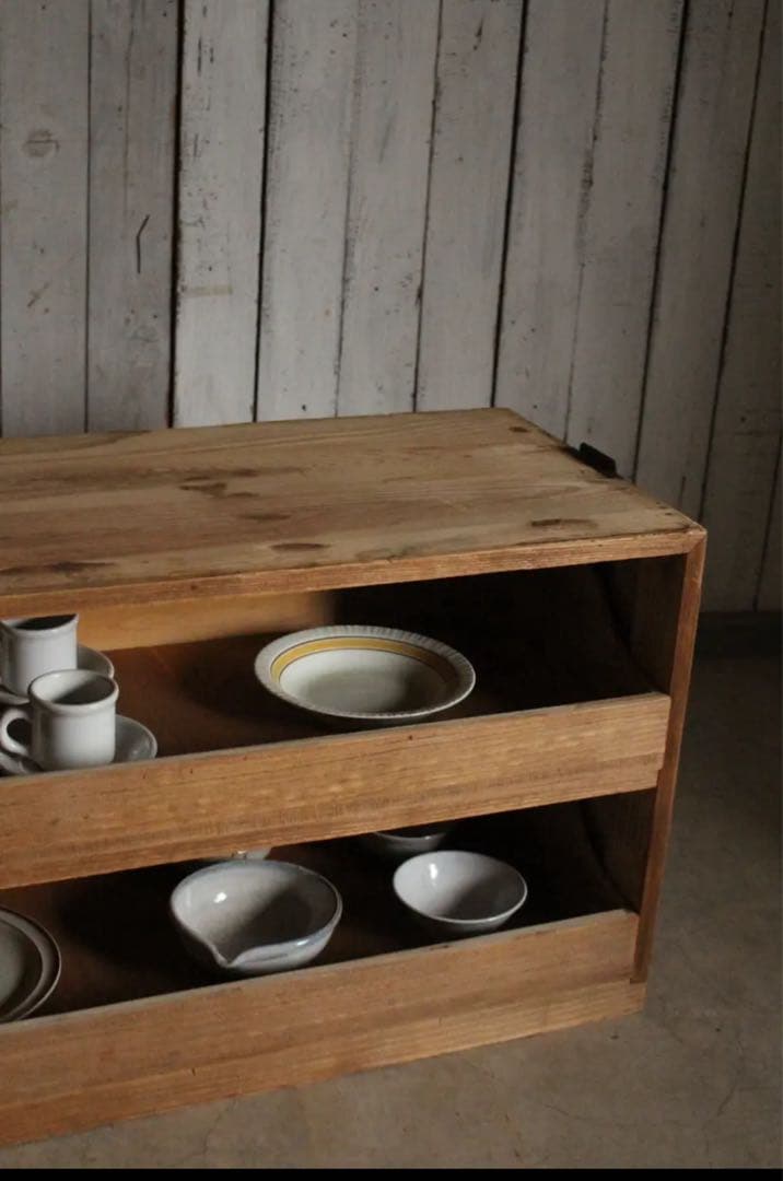 味のある木製の引き出し　2段