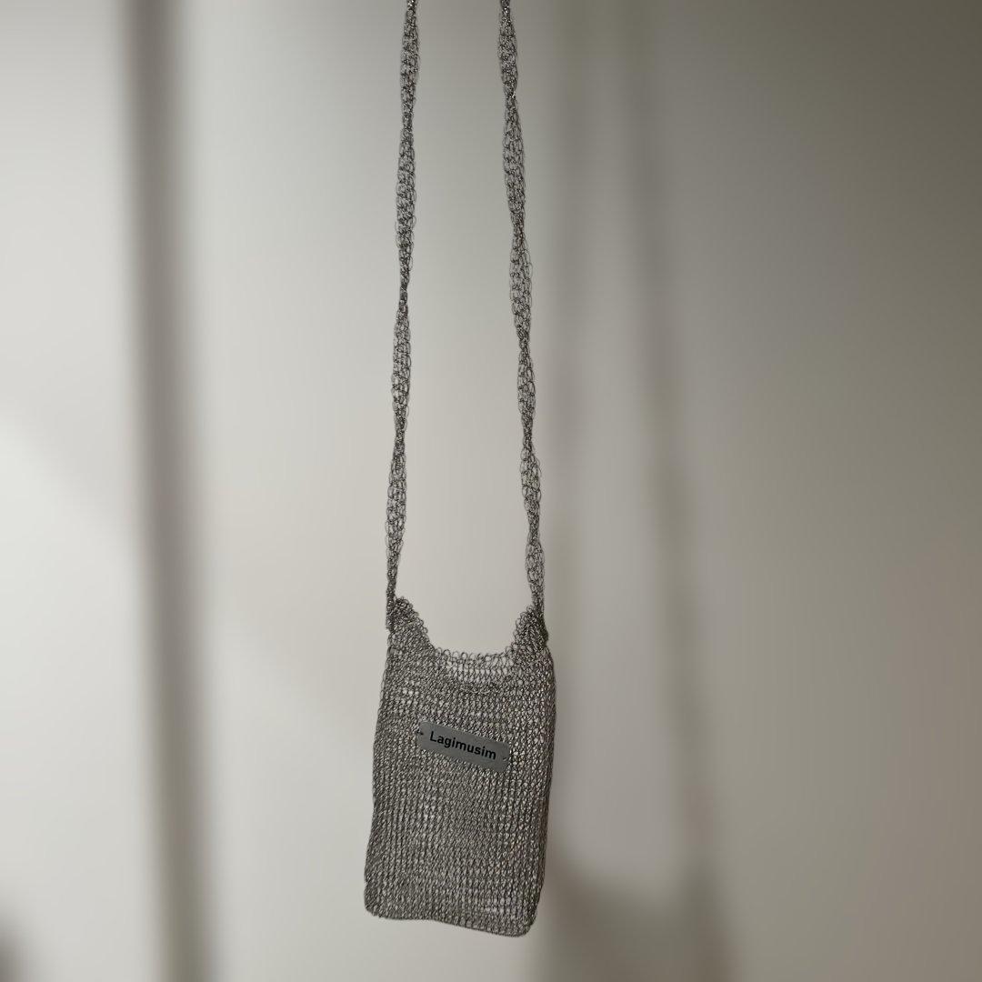 Lagimusimのロゴ付き Wire Knitting Phonebag