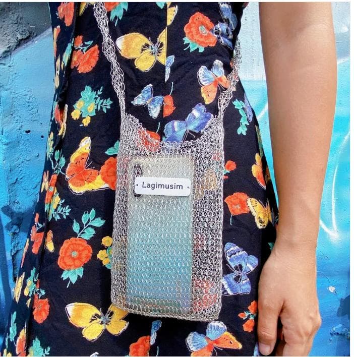 Lagimusimのロゴ付き Wire Knitting Phonebag
