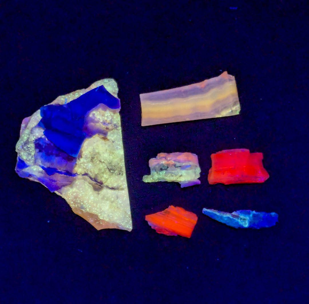 北海道産 蛍光オパール 観察キット：原石＋本「光る石 北海道石」＋紫外LED