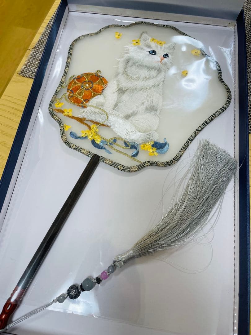 猫の刺繍扇子
