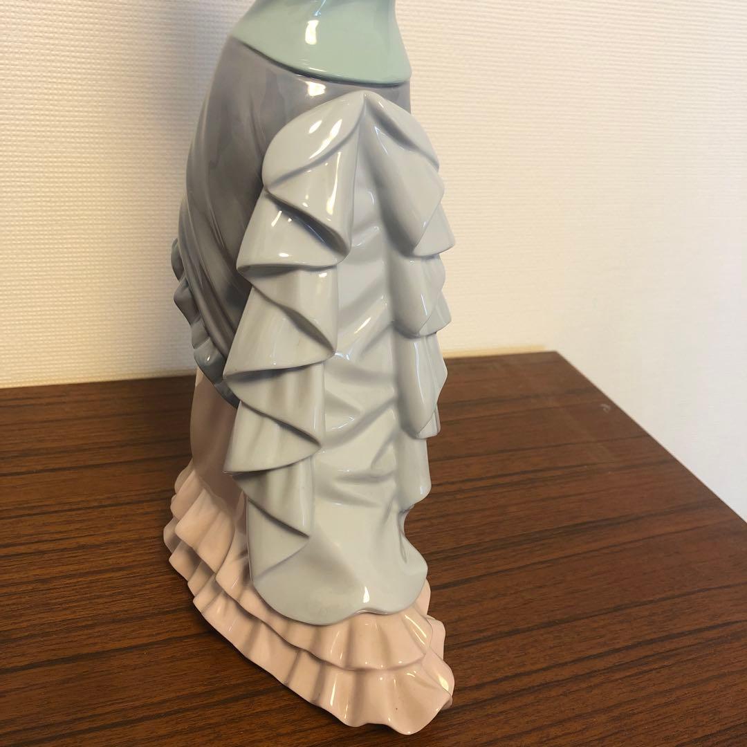 リヤドロ　LIADRO 読書する貴婦人　エレガント　箱あり