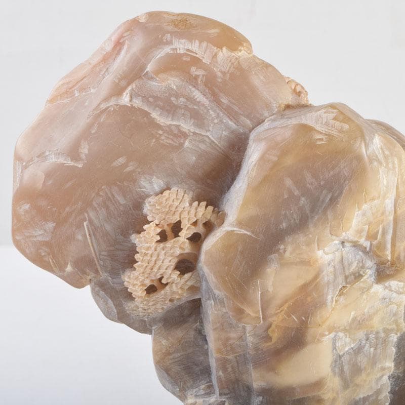 中国　玉石寿山石鶏血彫刻　山水雕　置物　唐木台付　V　9220