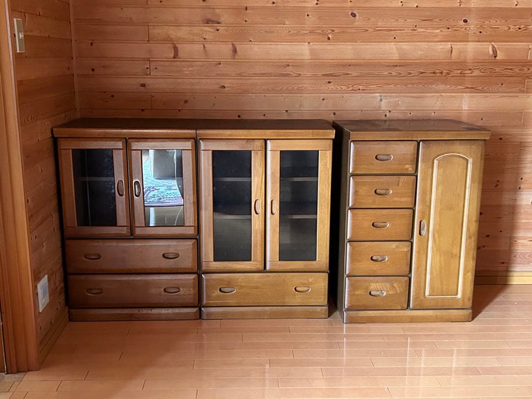 木製キャビネット ガラス扉付き
