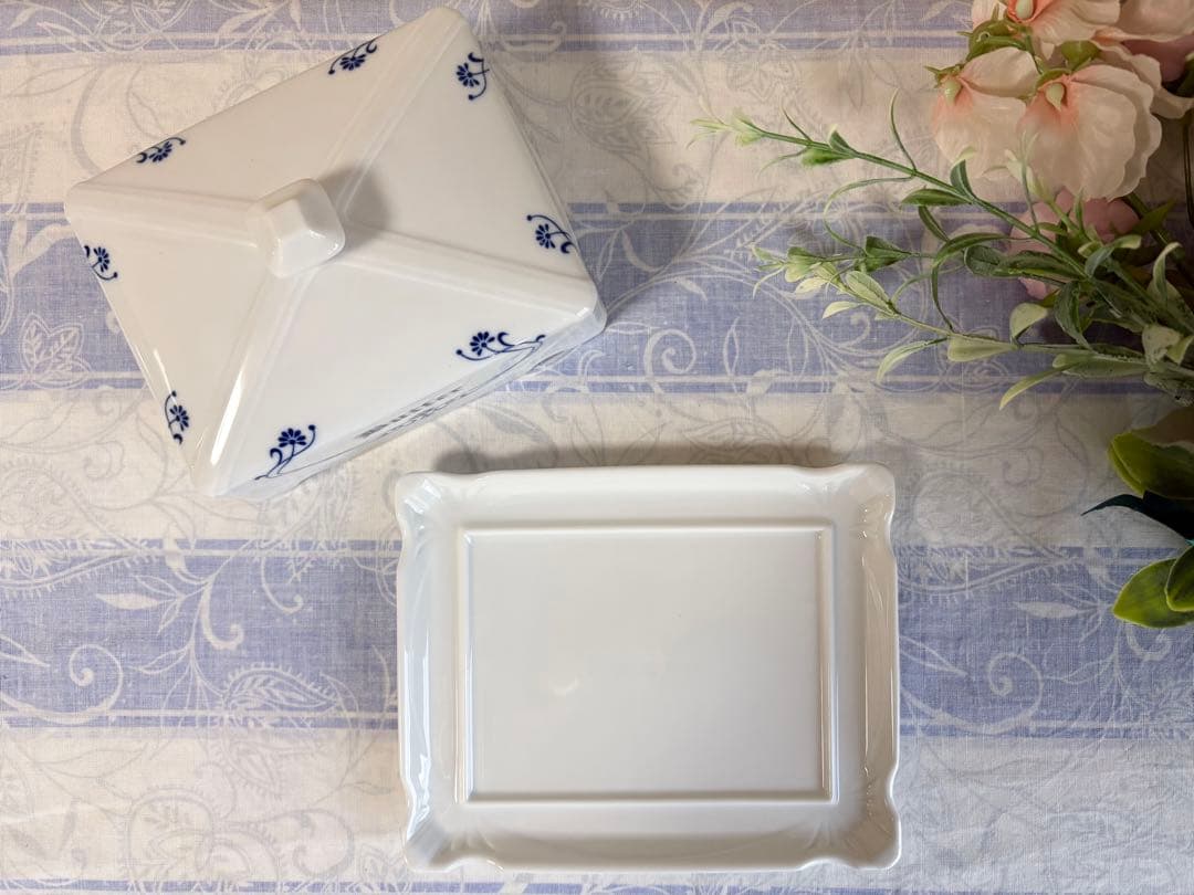 陶器　バターケース 白地に藍　セラミックバターディッシュ　北欧系