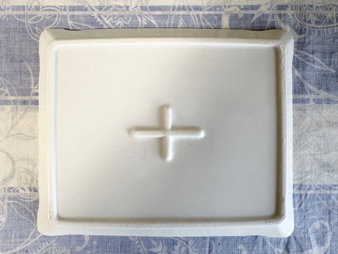 陶器　バターケース 白地に藍　セラミックバターディッシュ　北欧系