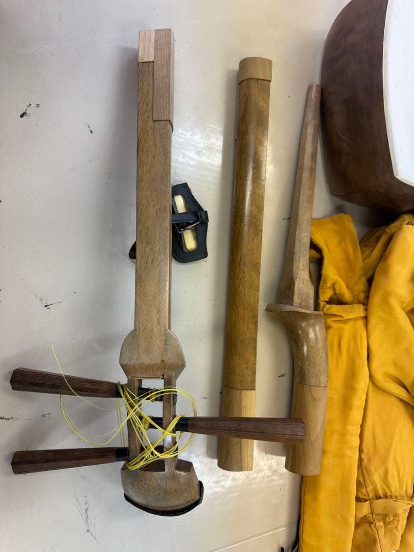 高級三味線　k18 高級糸巻き　皮破れ