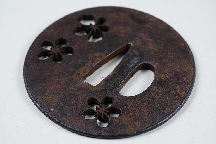 時代武具 刀装具 重次銘 桜透かし彫り 鉄製鍔