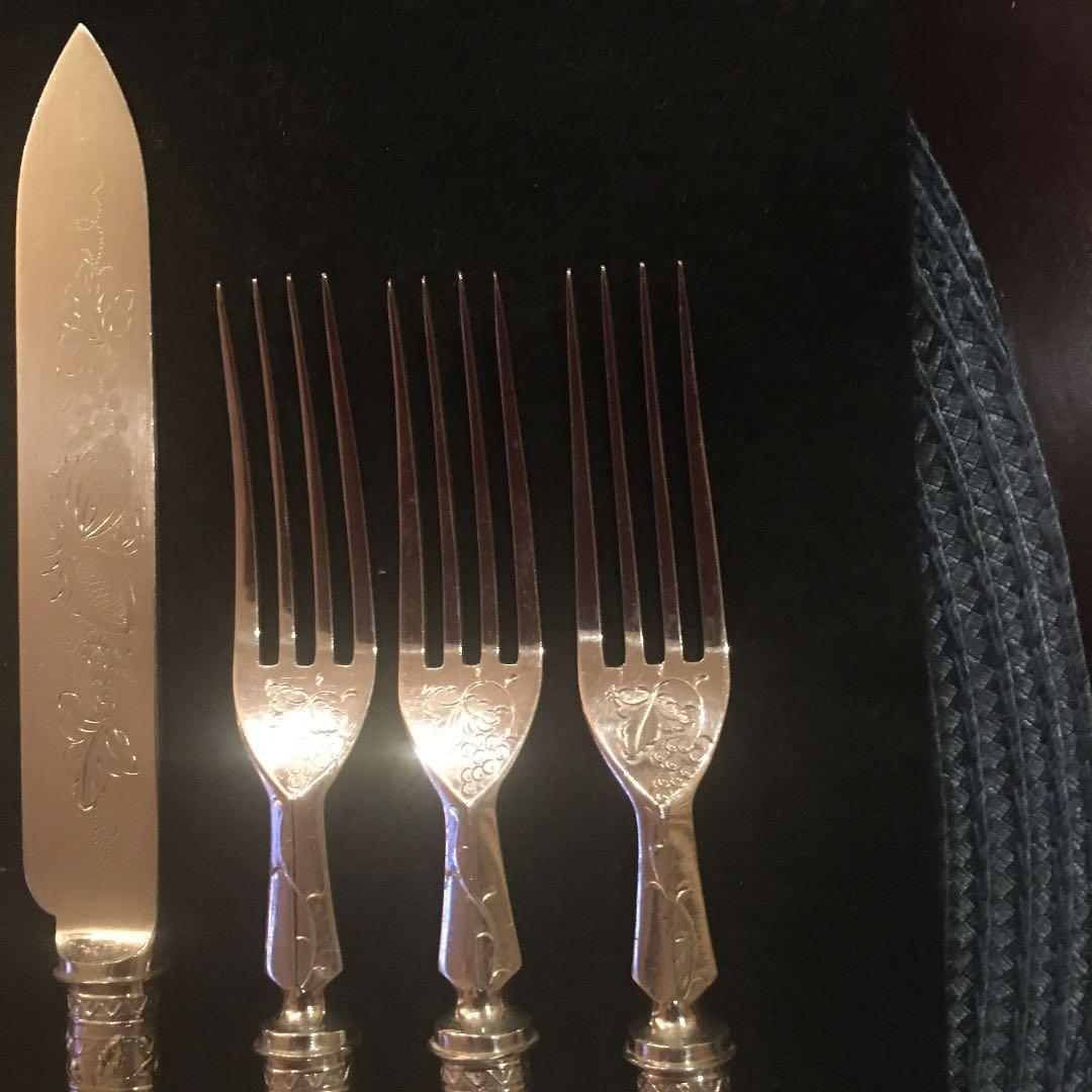 お値下げ　英国製シルバーとマザーオブパールカトラリー12本　葡萄レリーフが美しい