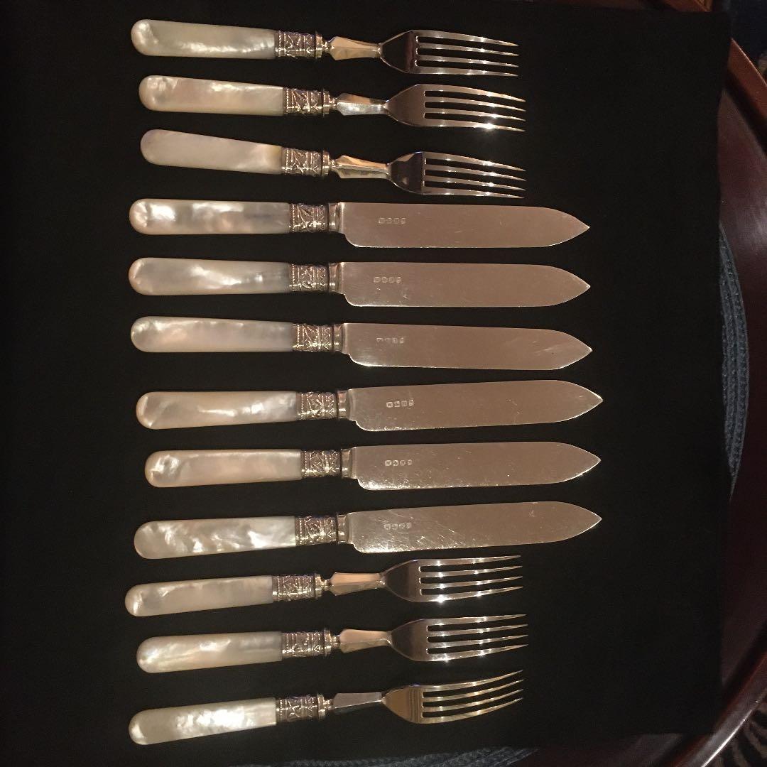 お値下げ　英国製シルバーとマザーオブパールカトラリー12本　葡萄レリーフが美しい