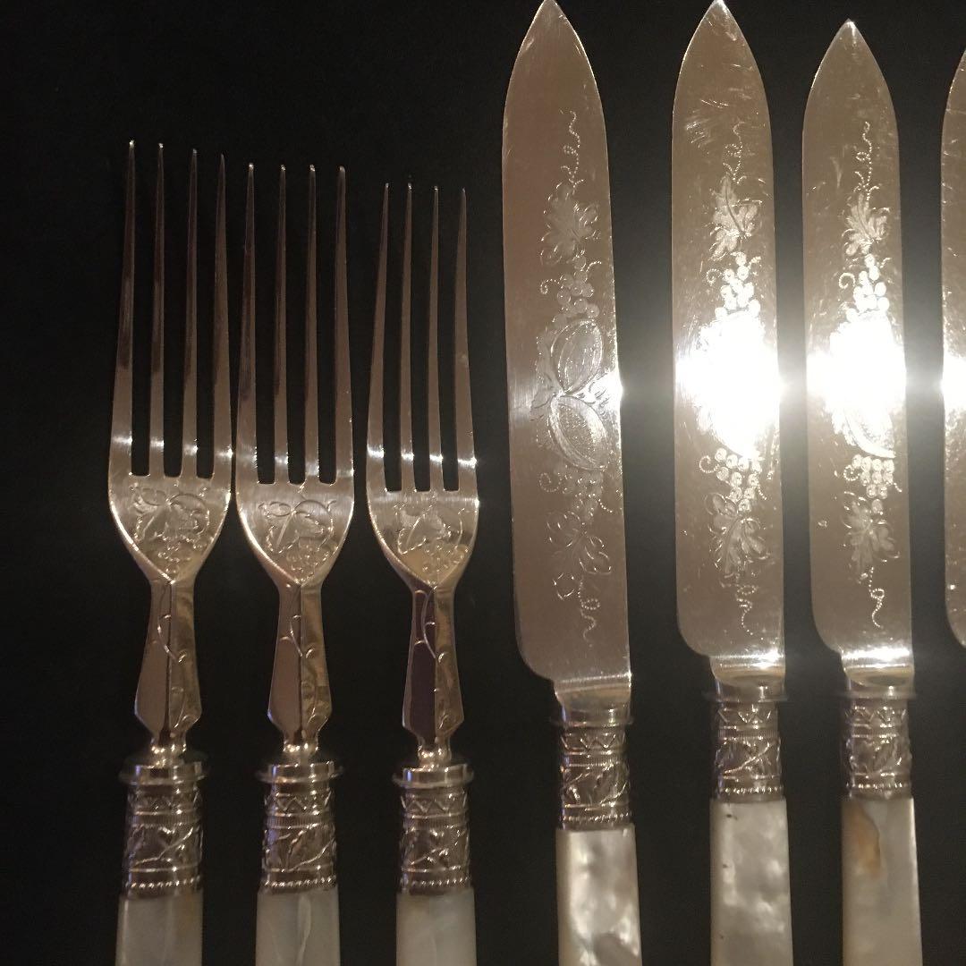 お値下げ　英国製シルバーとマザーオブパールカトラリー12本　葡萄レリーフが美しい