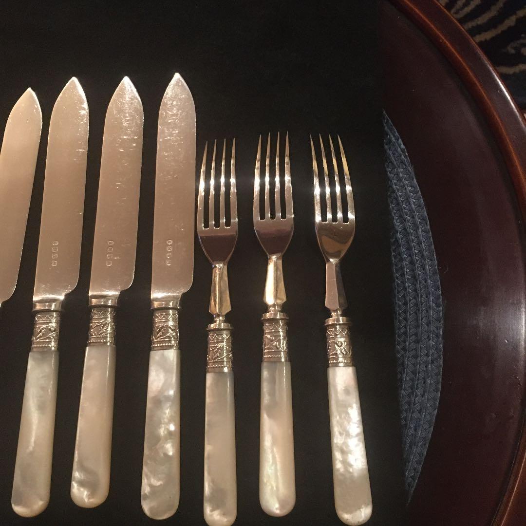 お値下げ　英国製シルバーとマザーオブパールカトラリー12本　葡萄レリーフが美しい