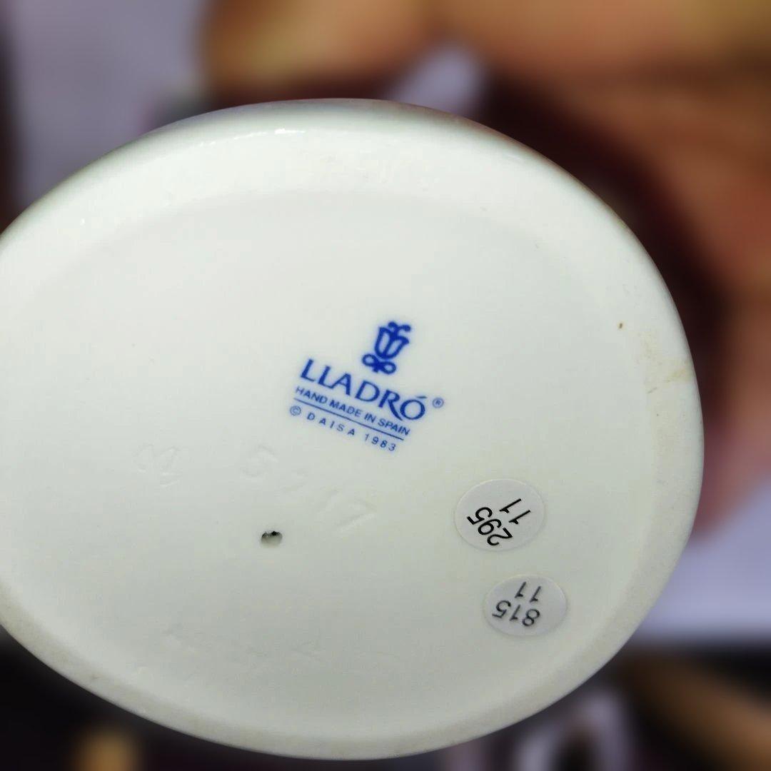 鳥と話す少女。