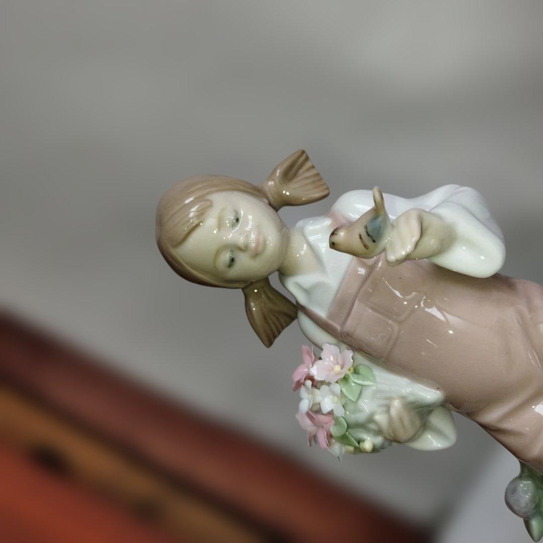 鳥と話す少女。