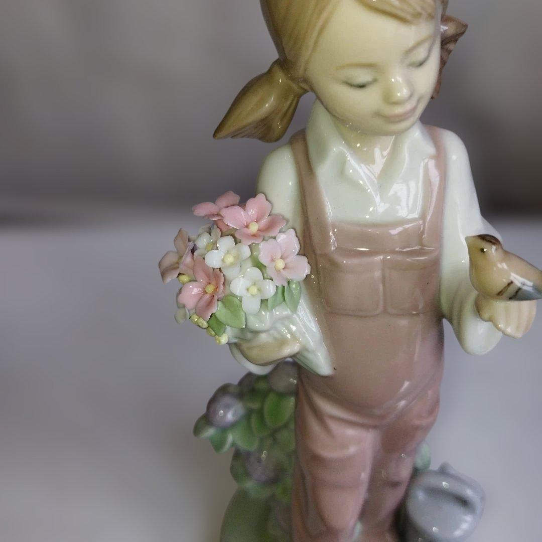 鳥と話す少女。