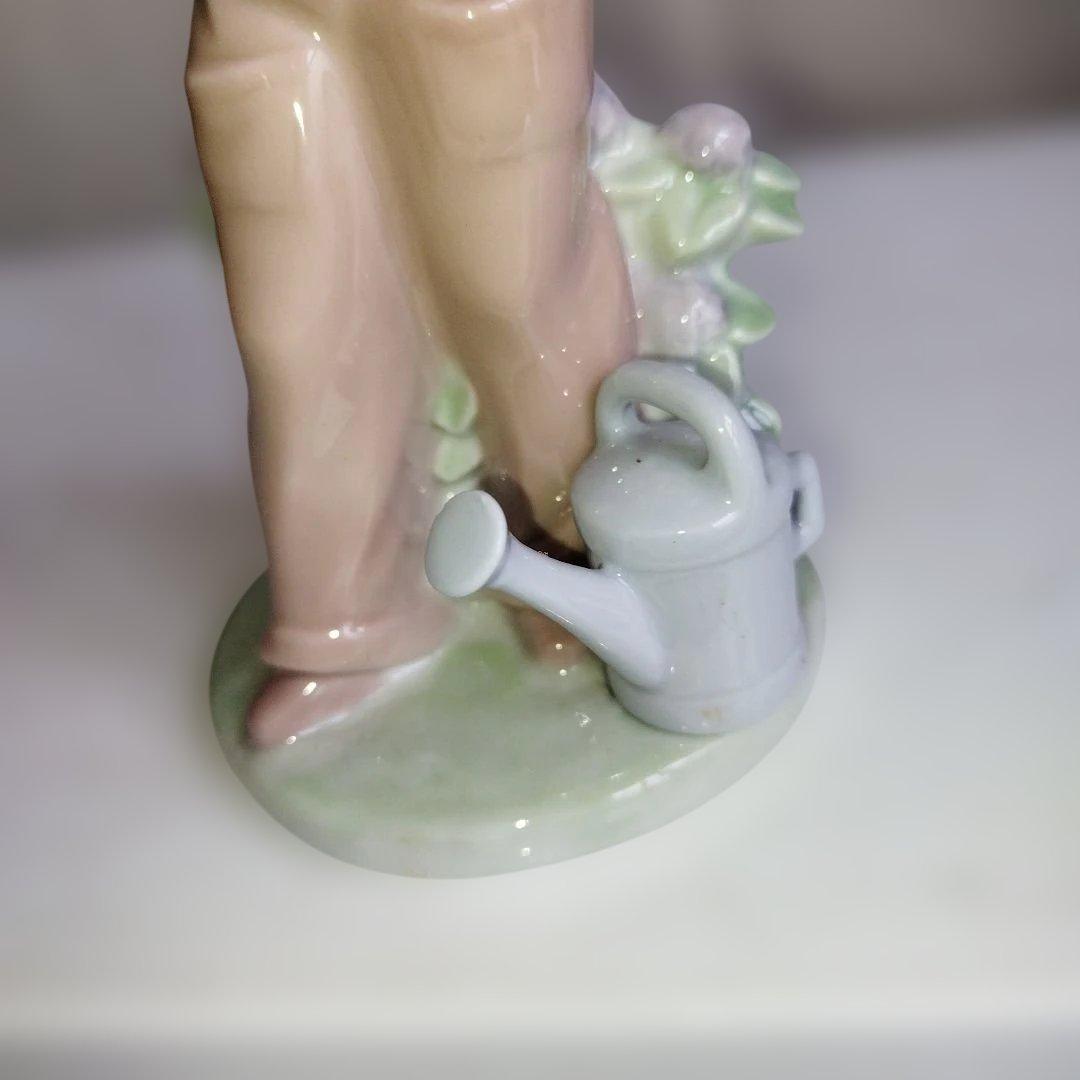 鳥と話す少女。