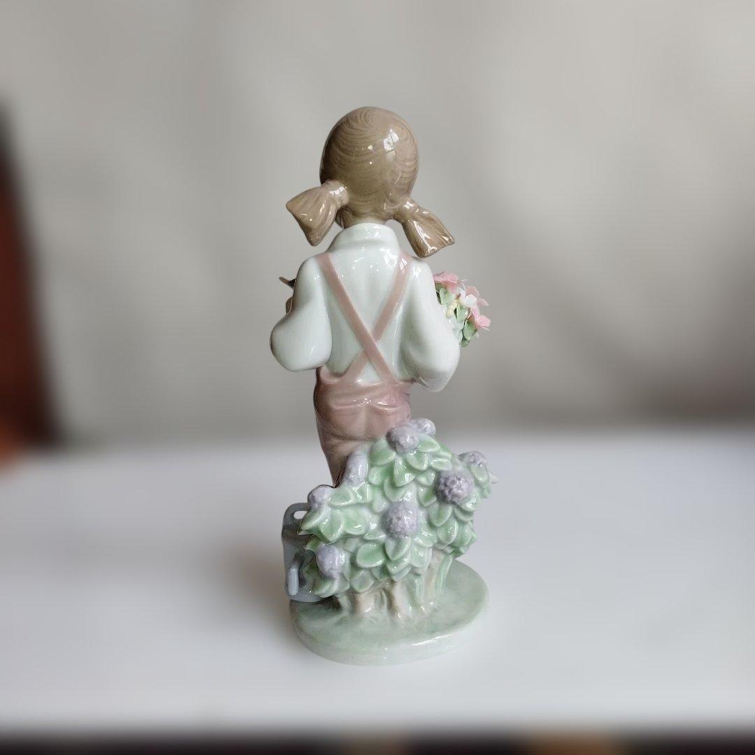 鳥と話す少女。