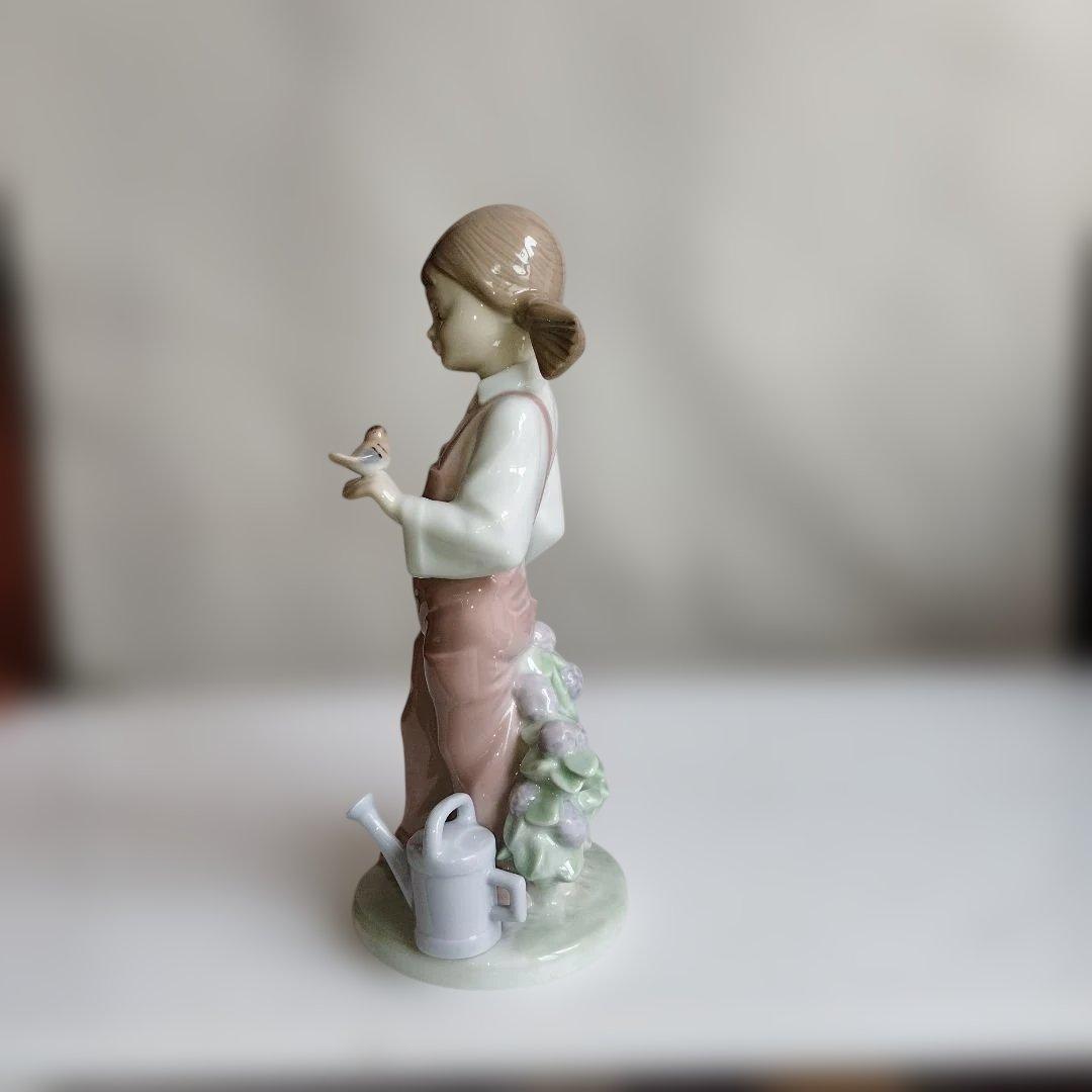 鳥と話す少女。