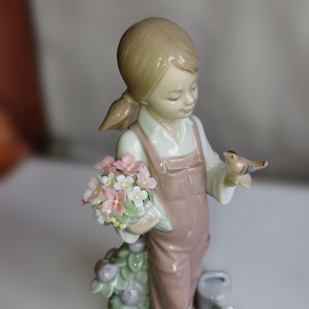 鳥と話す少女。