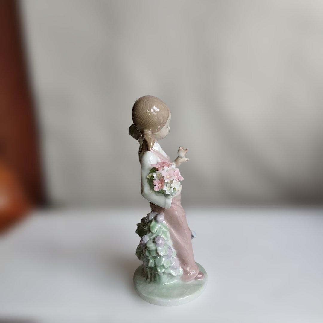 鳥と話す少女。