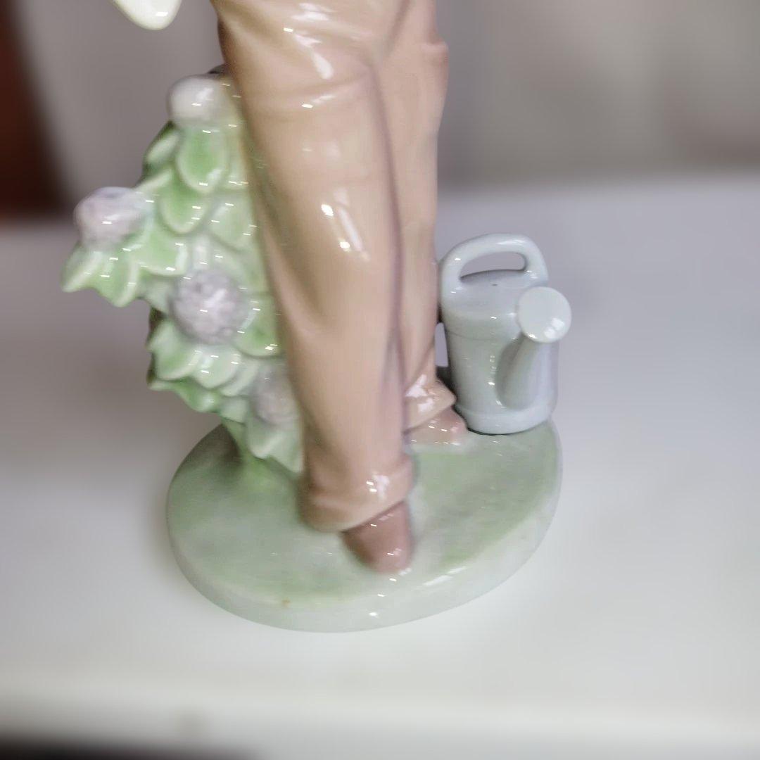 鳥と話す少女。