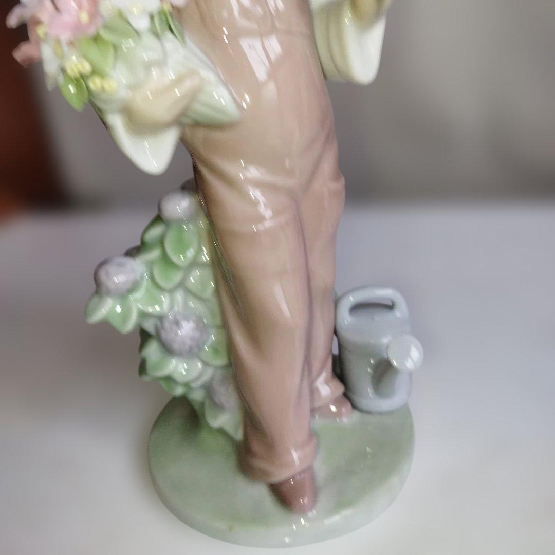 鳥と話す少女。