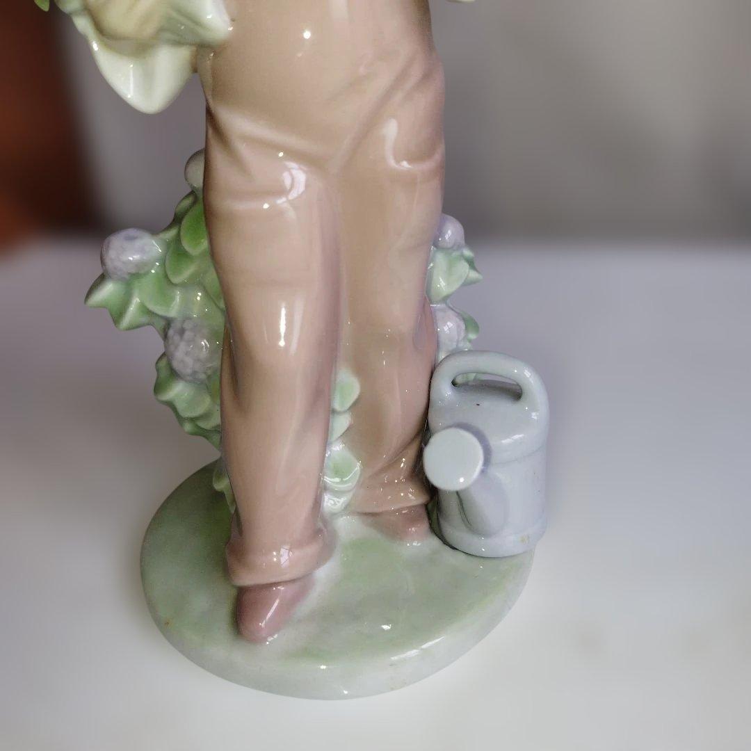 鳥と話す少女。